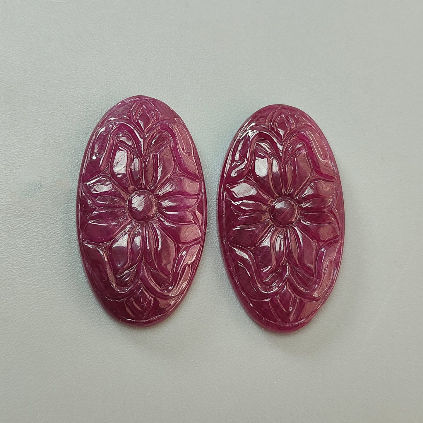 天然の赤いルビー