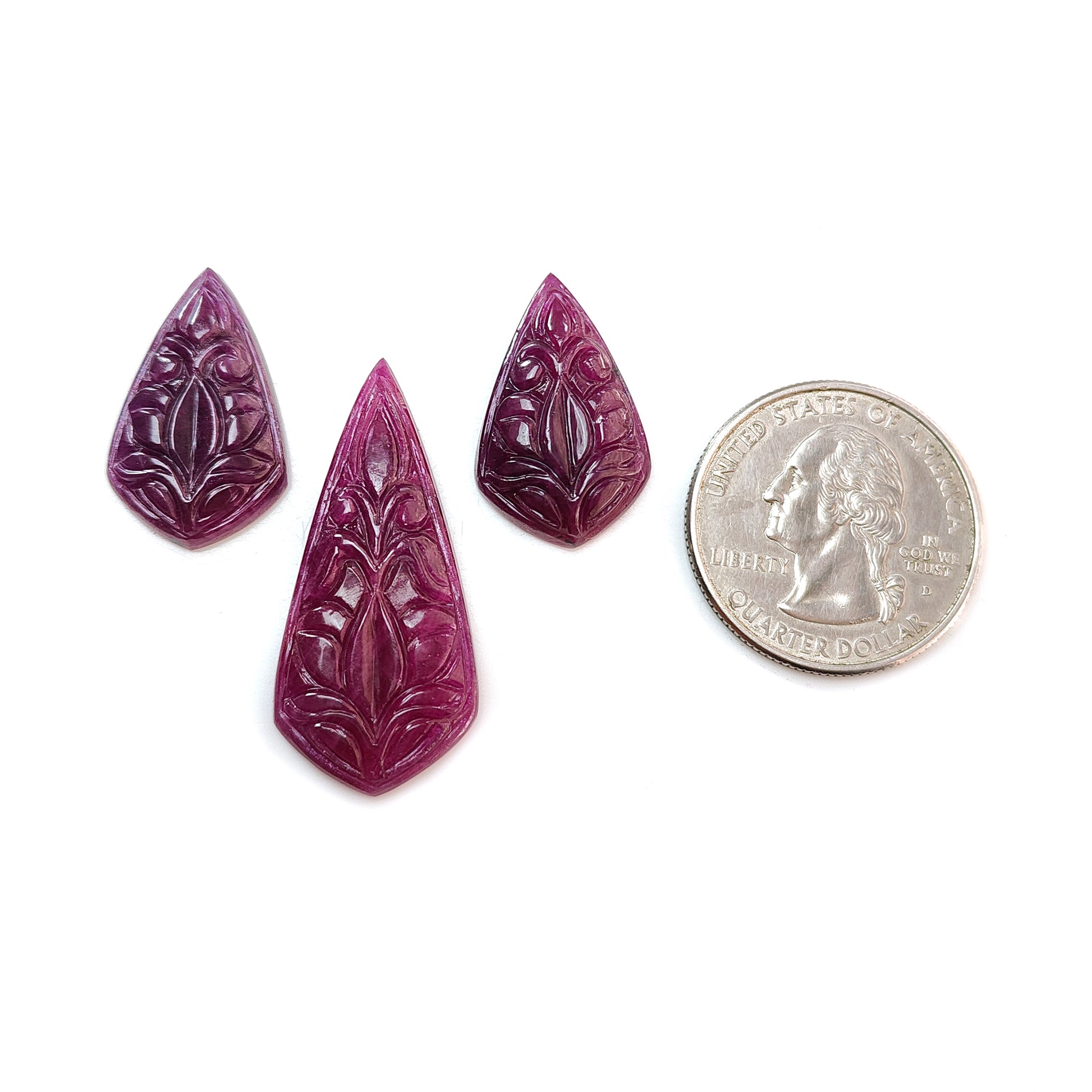 天然の赤いルビー