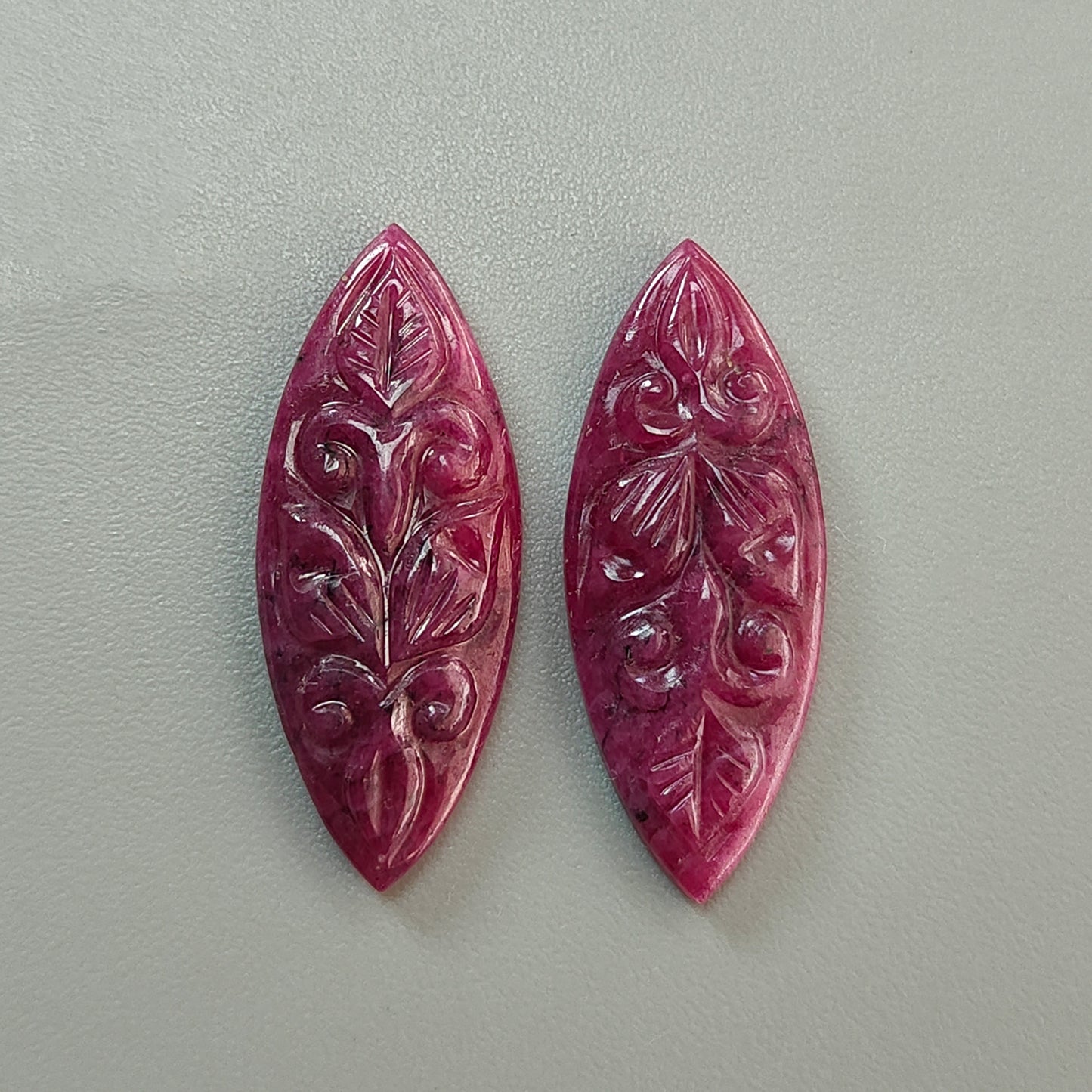 Rubin-Schnitzerei-Edelstein