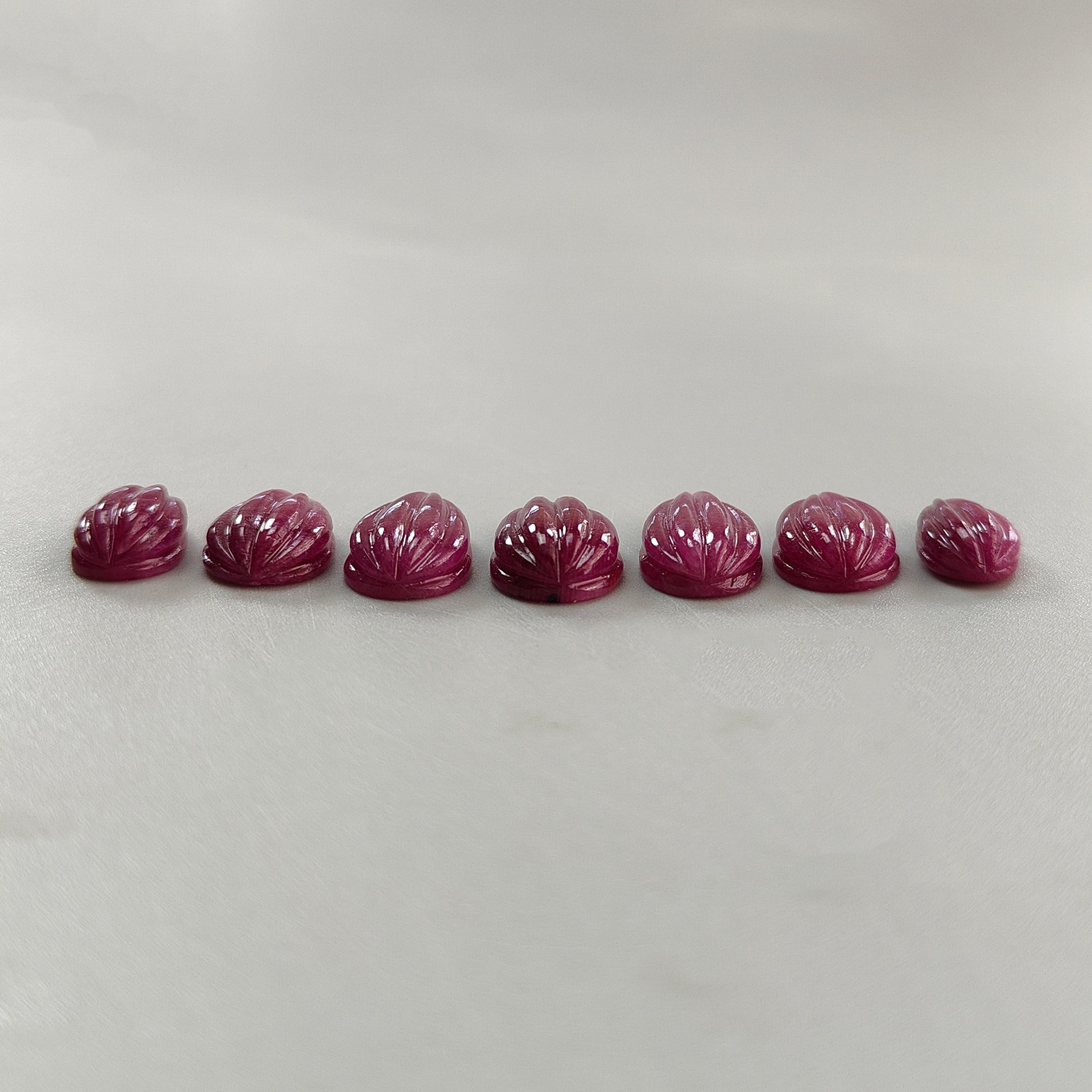 手彫りのルビー