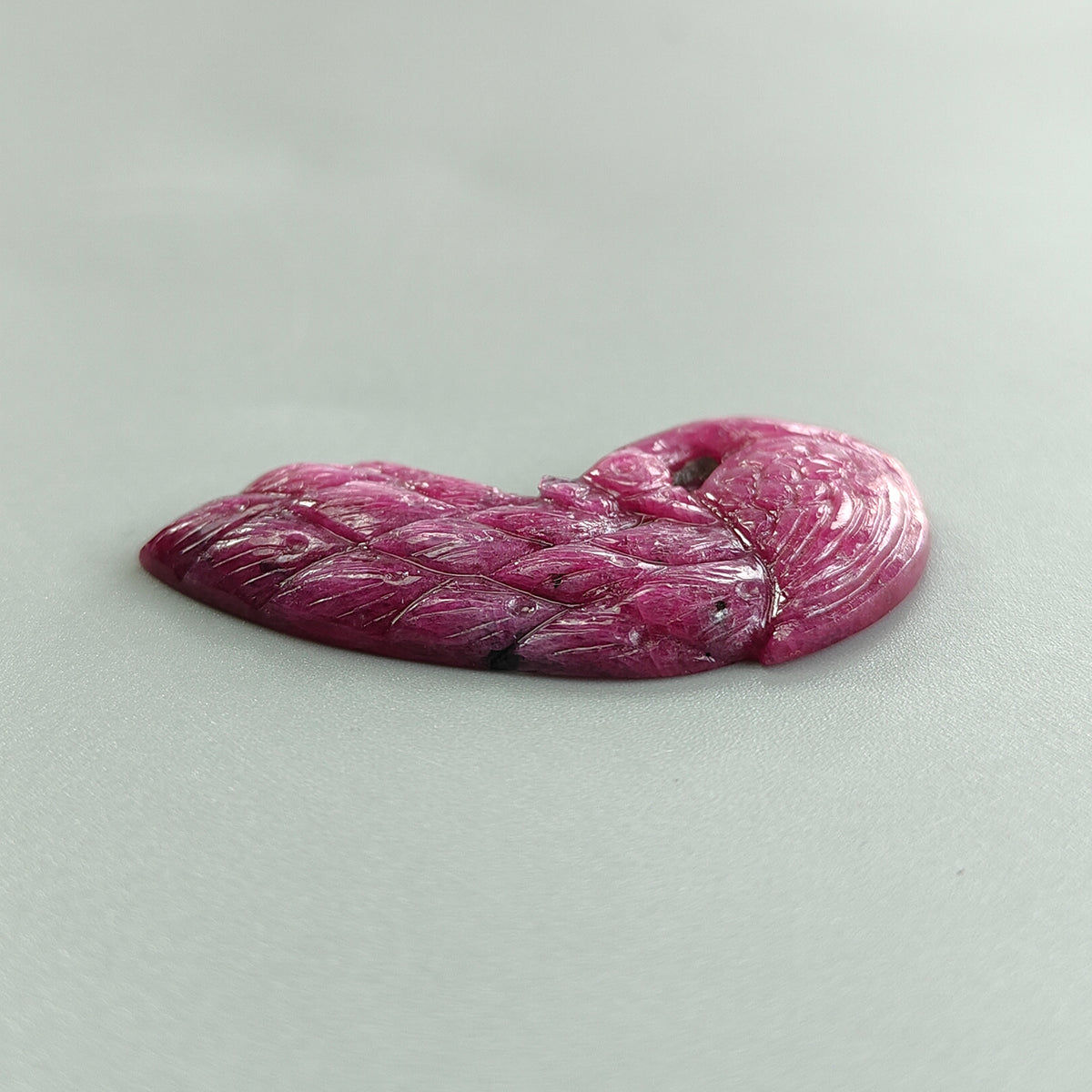 rubis sculpté à la main