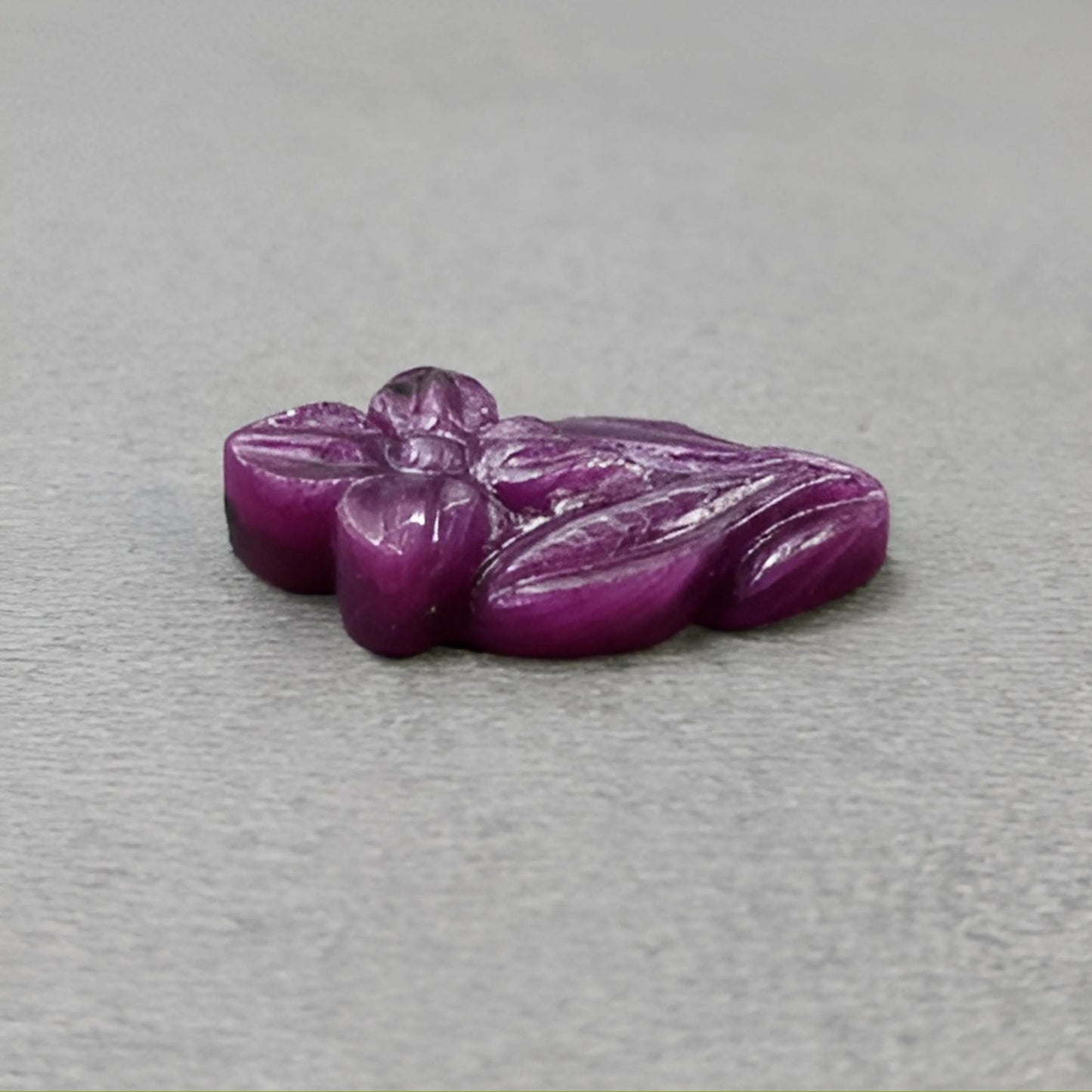 intaglio di fiori di rubino