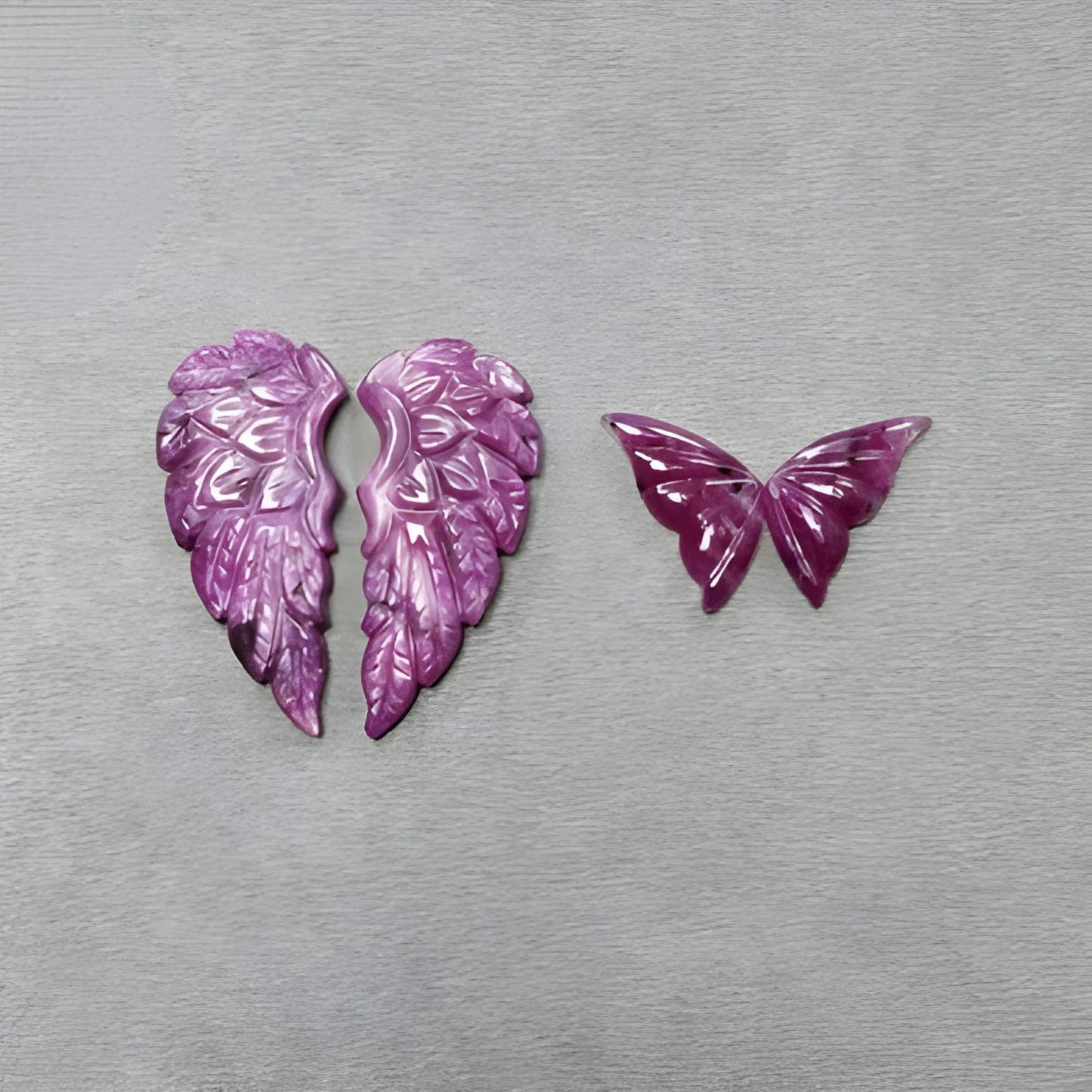 farfalla rubino, ali d'angelo intagliate