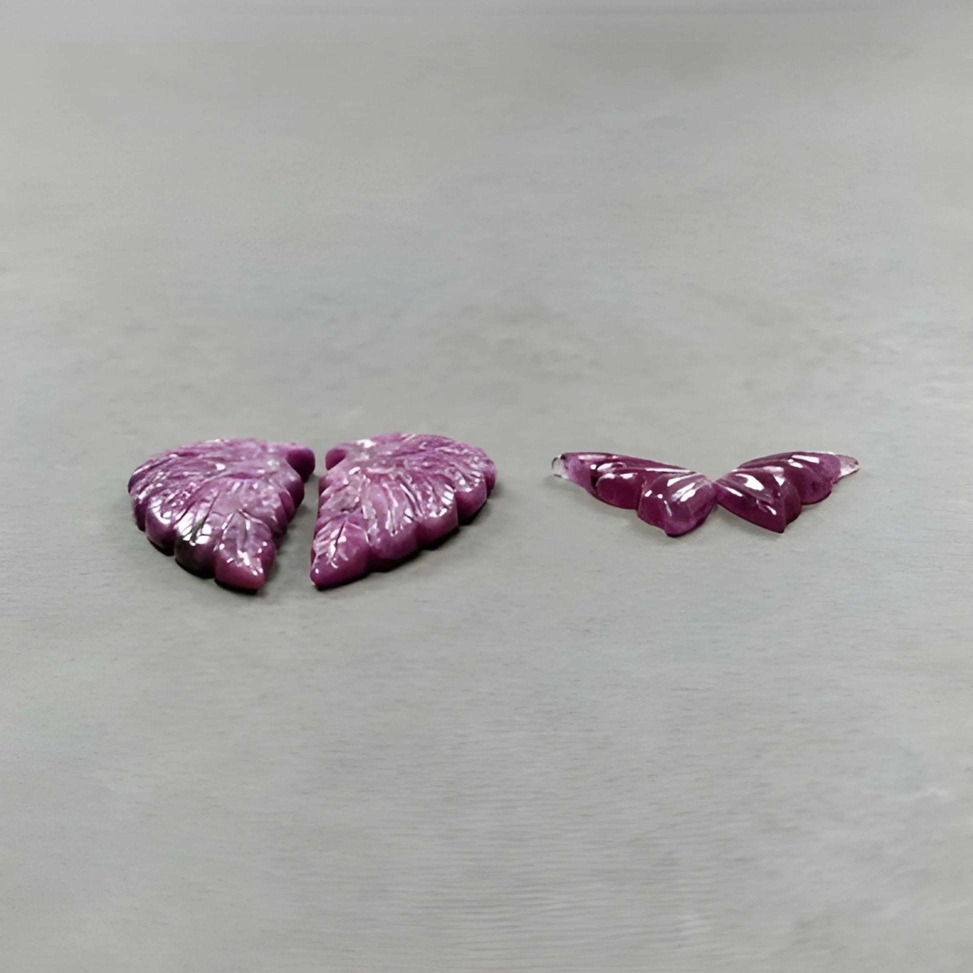 天然の赤いルビー