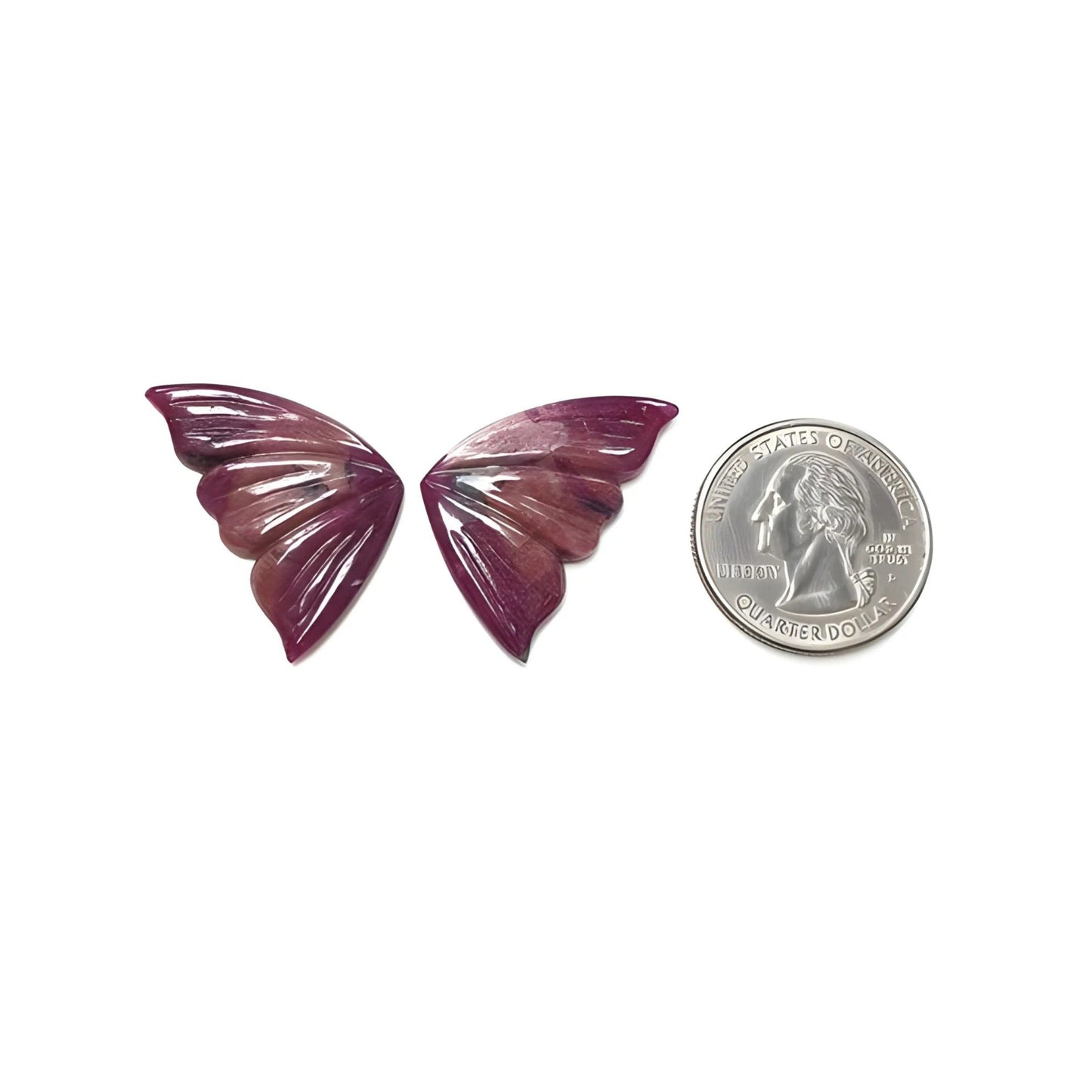 赤いルビーの蝶の彫刻