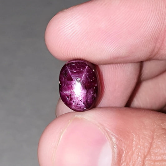 ياقوتة بيضاوية الشكل