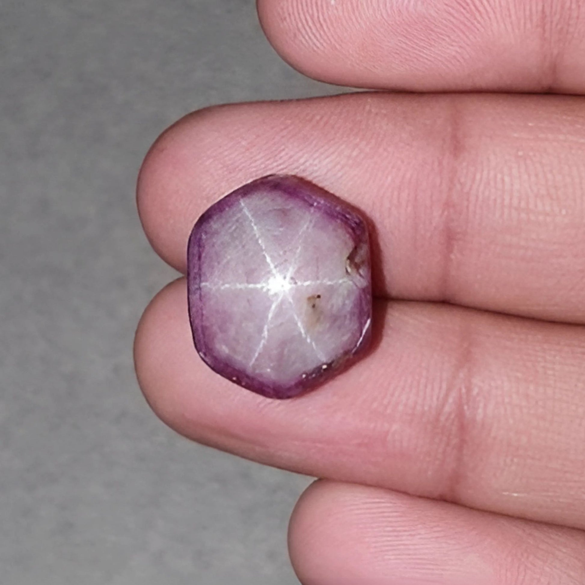 Cabujón de rubí estrella