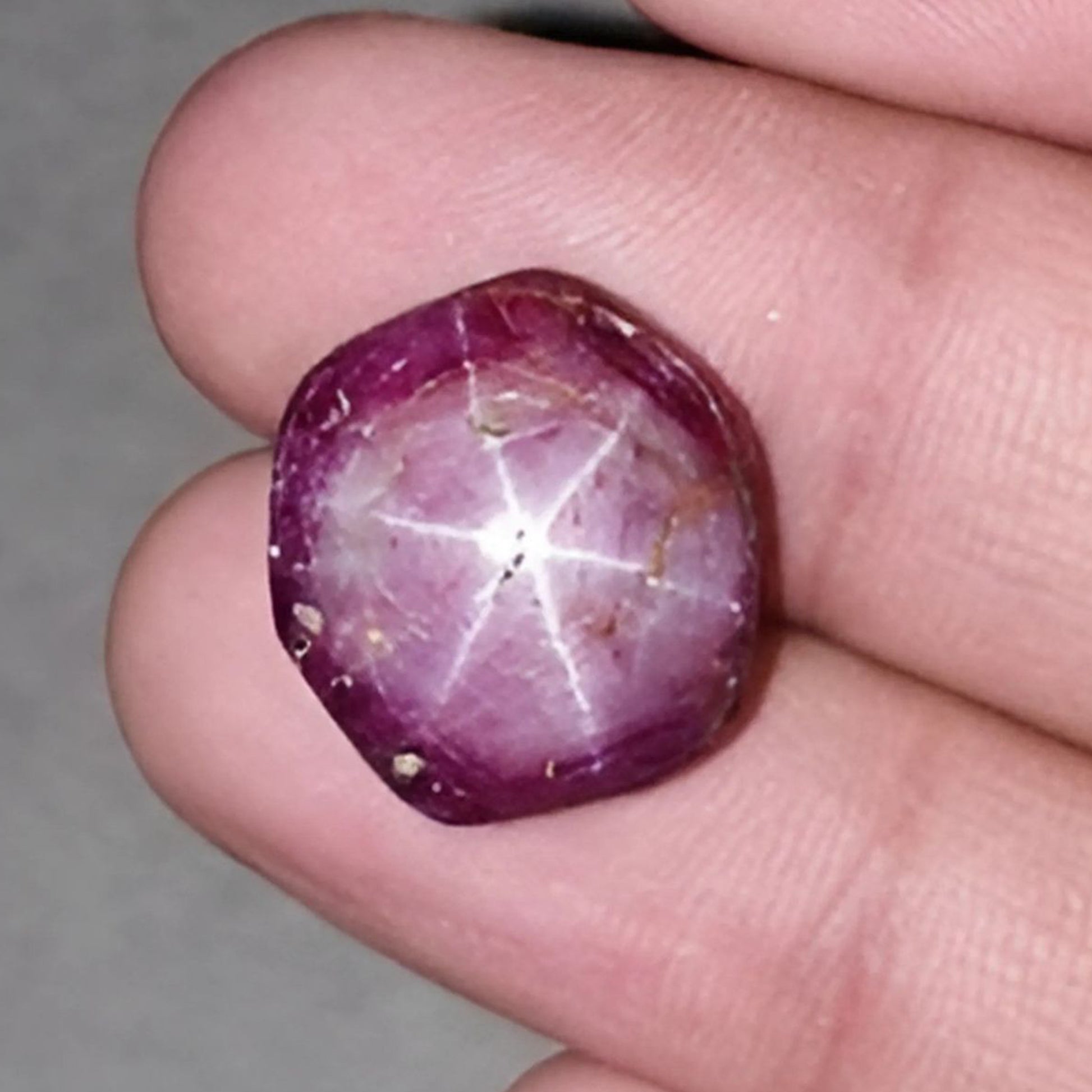 Rubis étoilé hexagonal