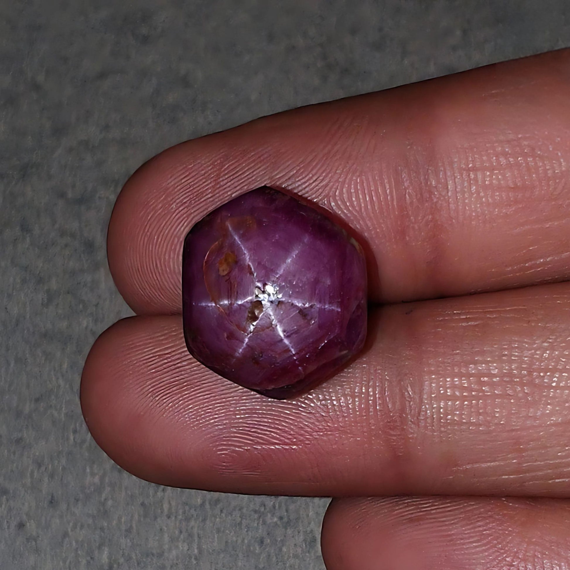 Rubis étoilé hexagonal