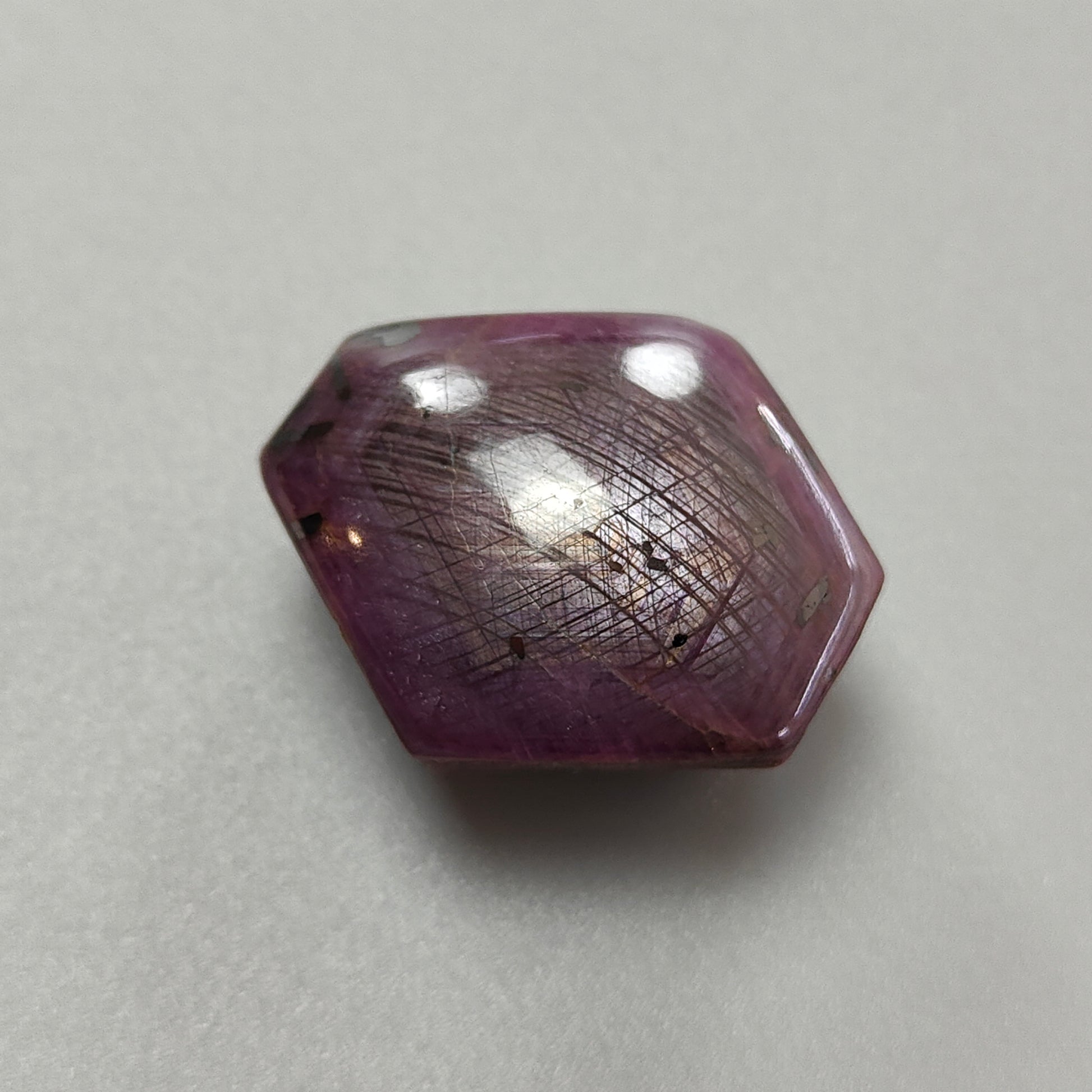 星光红宝石，黑色金红石晶体六边形