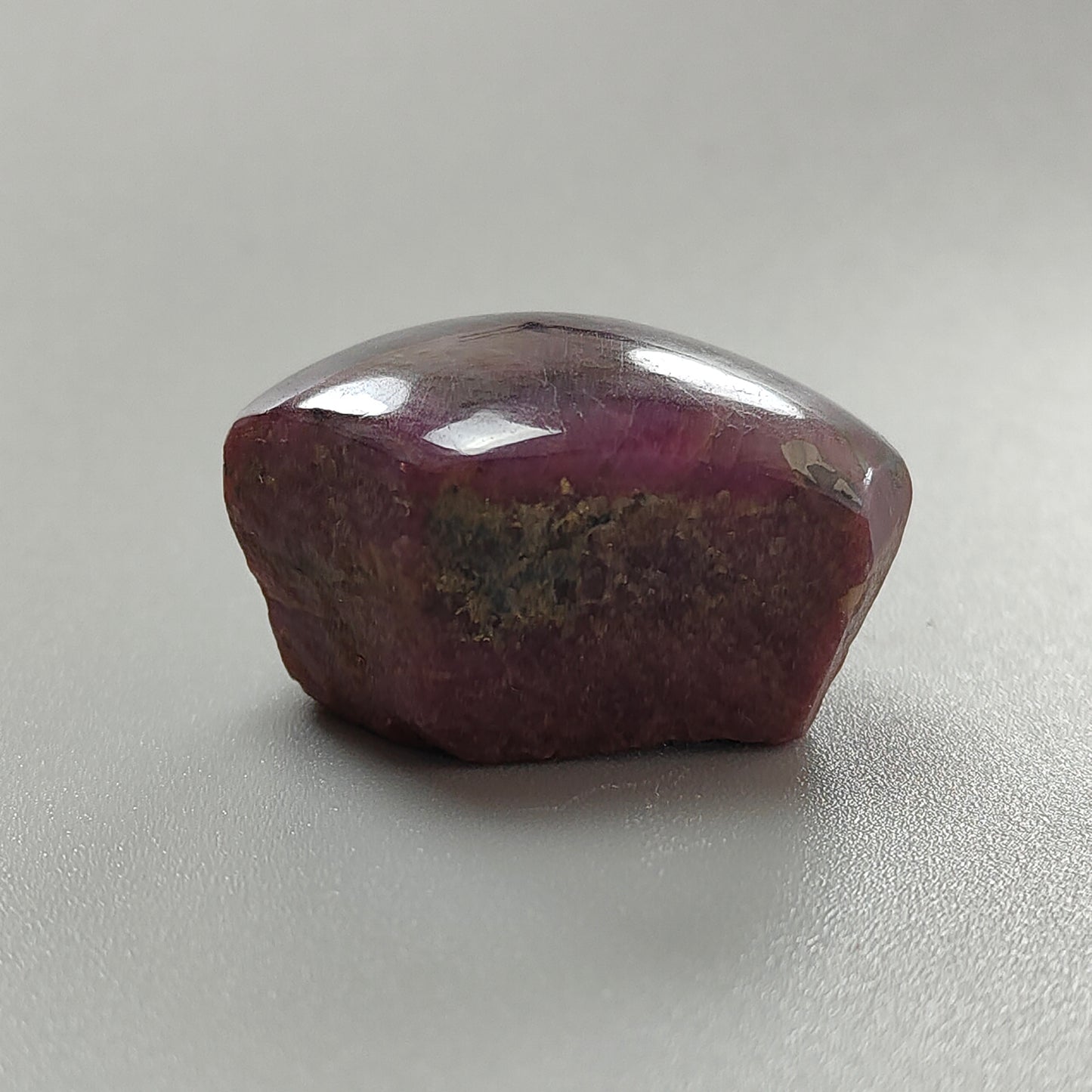 rubino stellato naturale e cristallo di rutilo nero