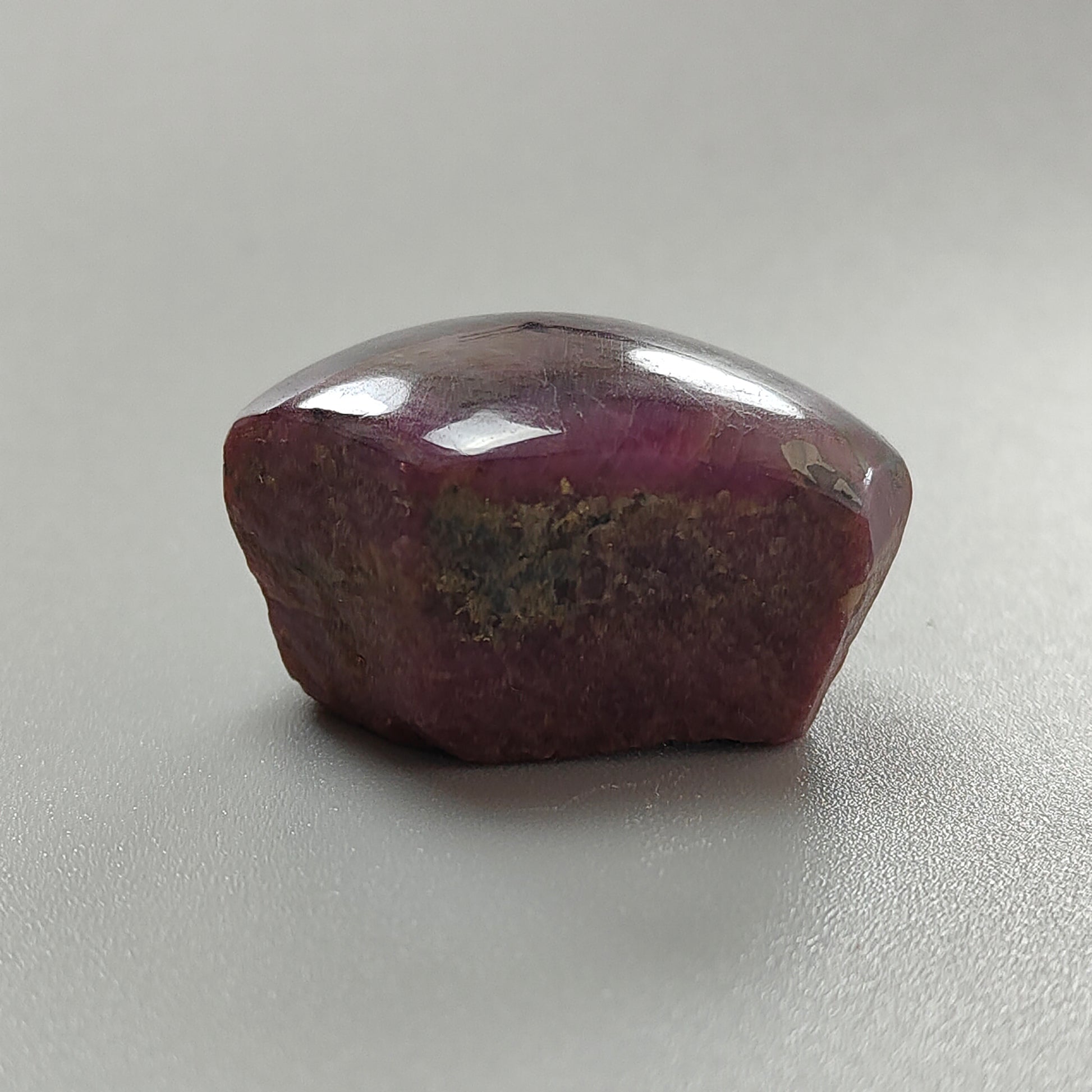 rubino stellato naturale e cristallo di rutilo nero