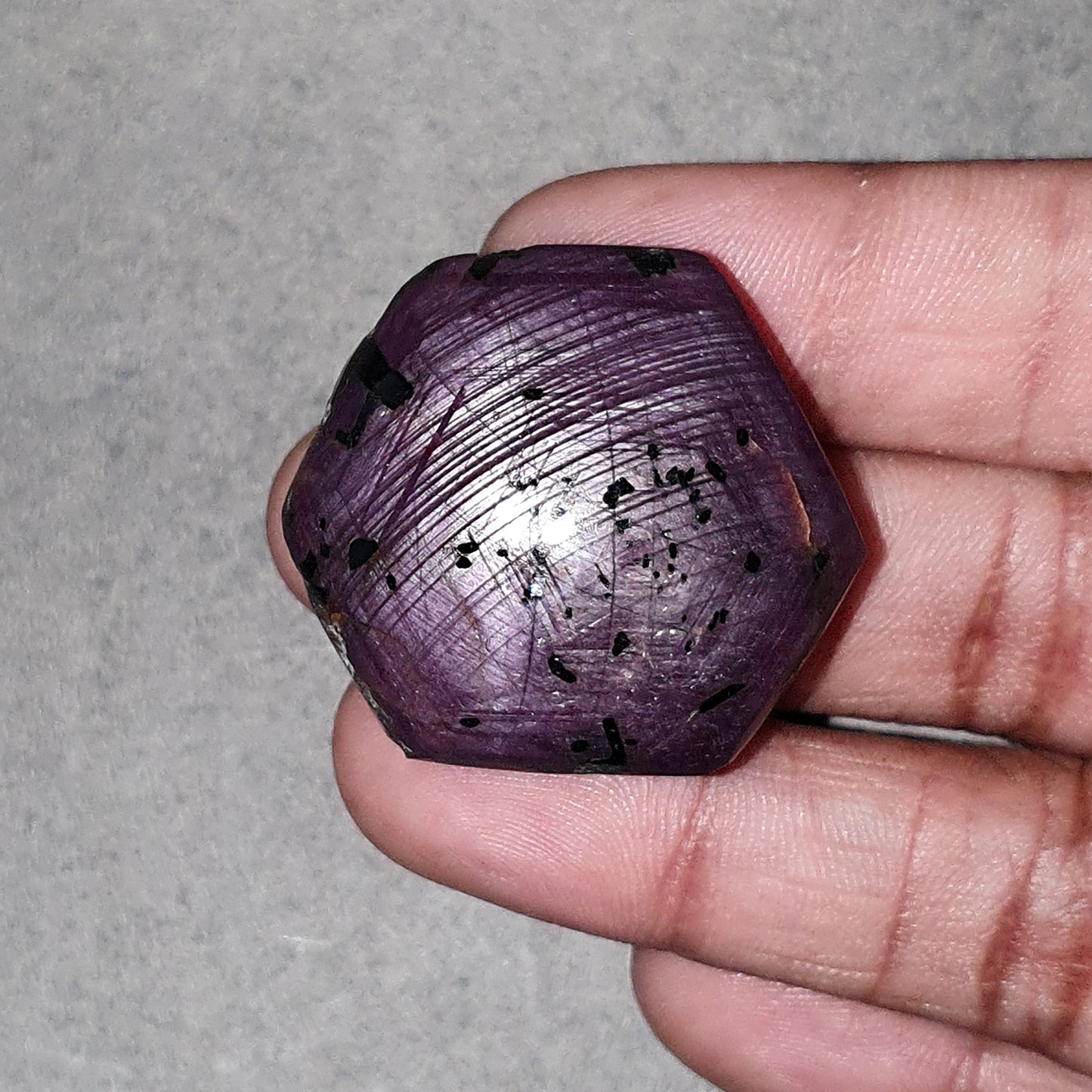 天然星光红宝石，黑色金红石