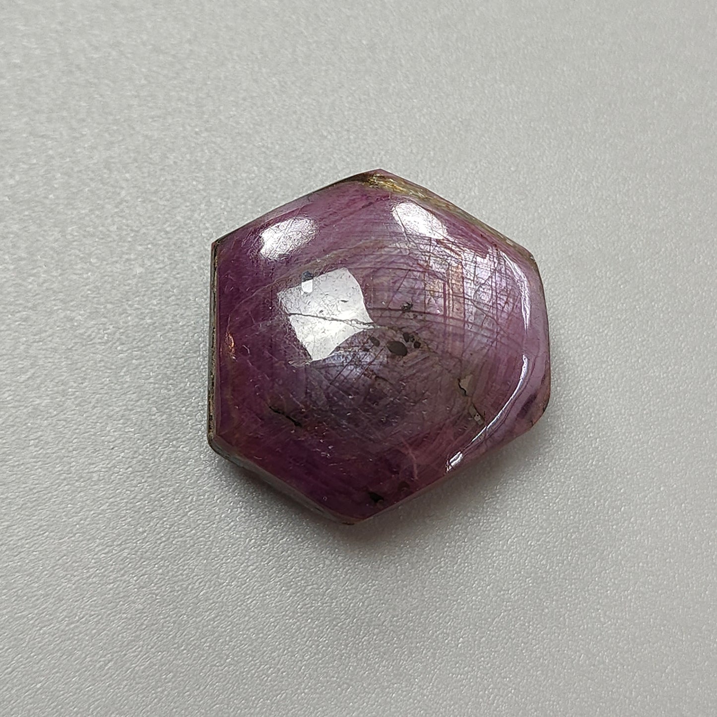 星光红宝石，黑色金红石晶体六边形