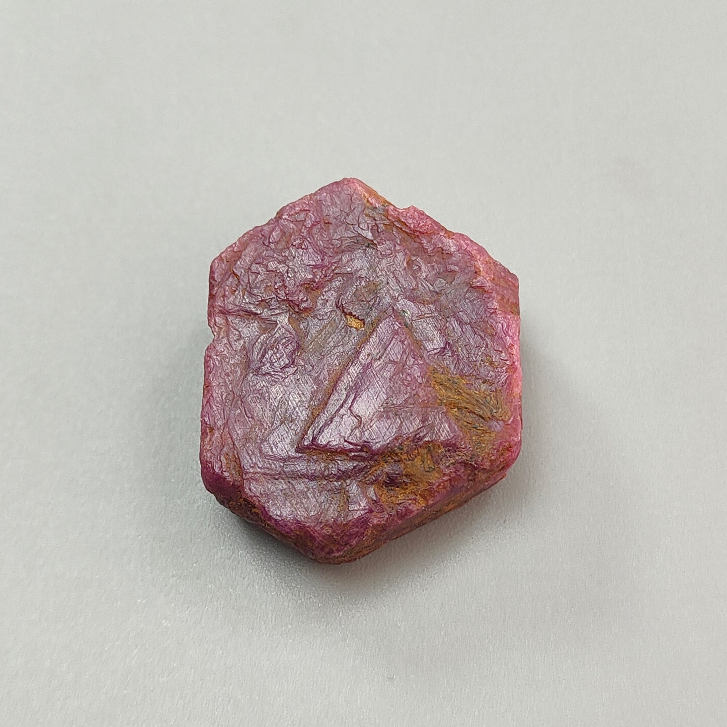 كريستال الياقوت لون طبيعي