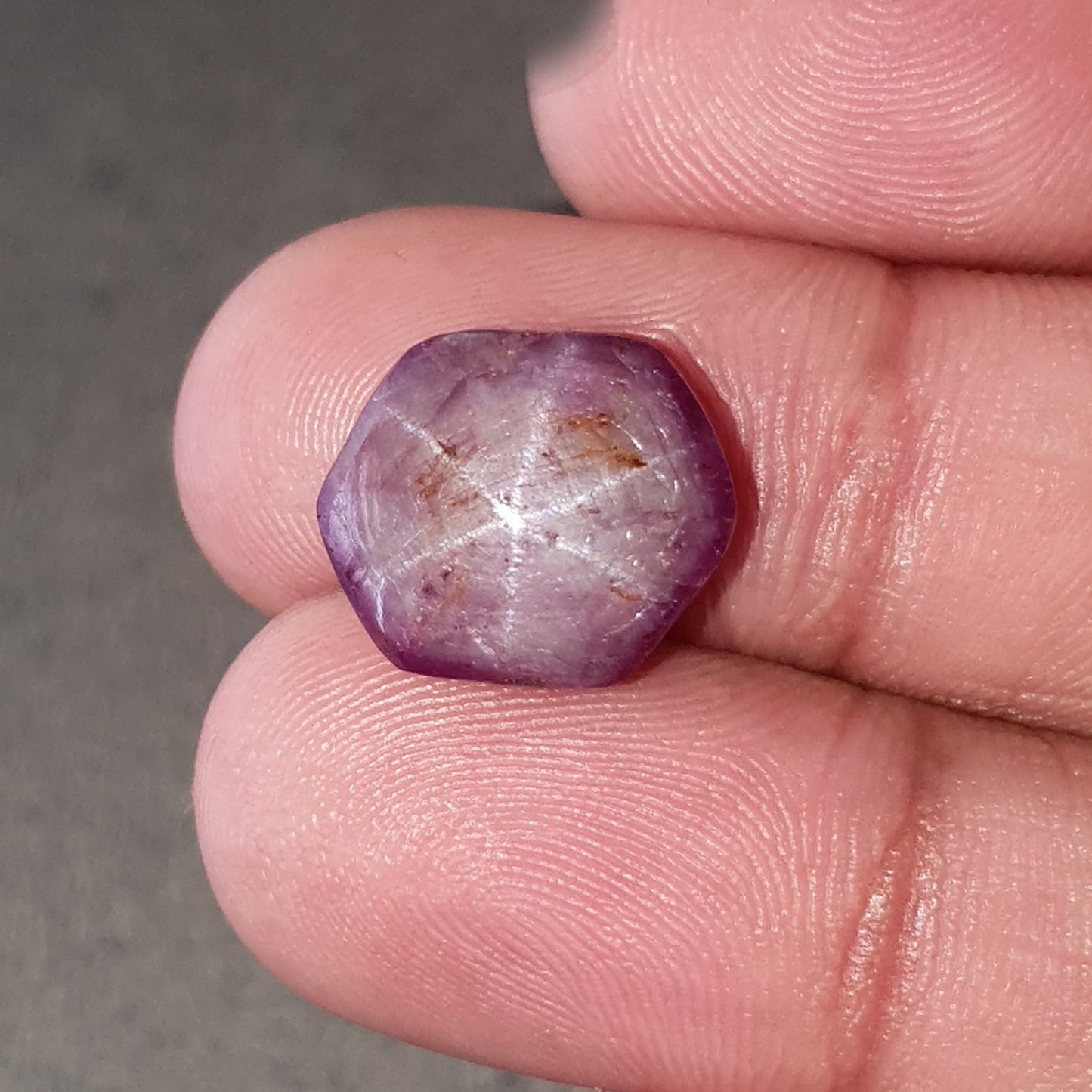 نجمة حمراء ياقوتية