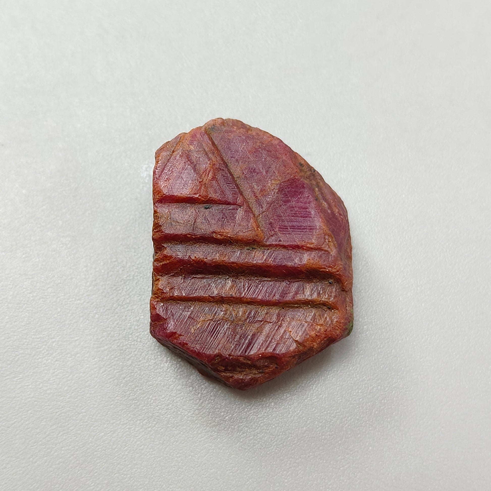 红宝石记录员原始水晶三角形治疗标本