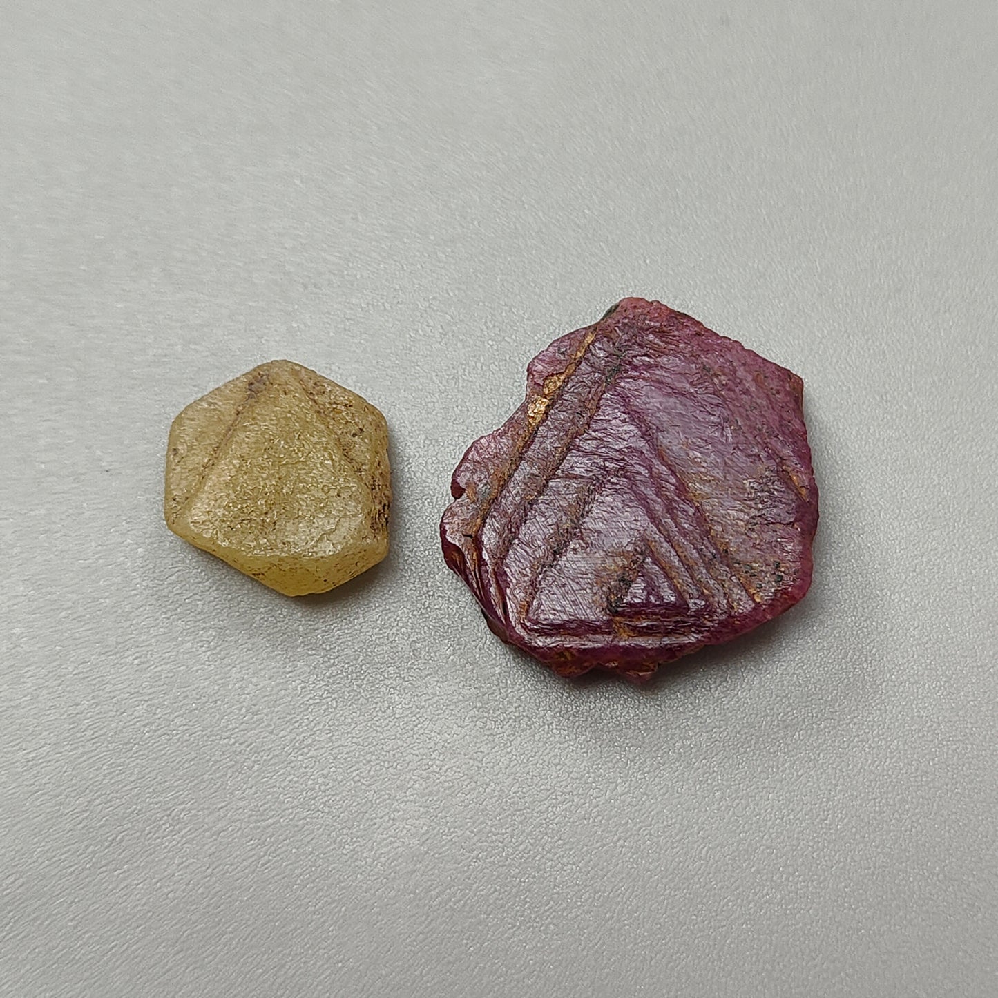 portadocumenti esagonale in cristallo rubino e zaffiro giallo