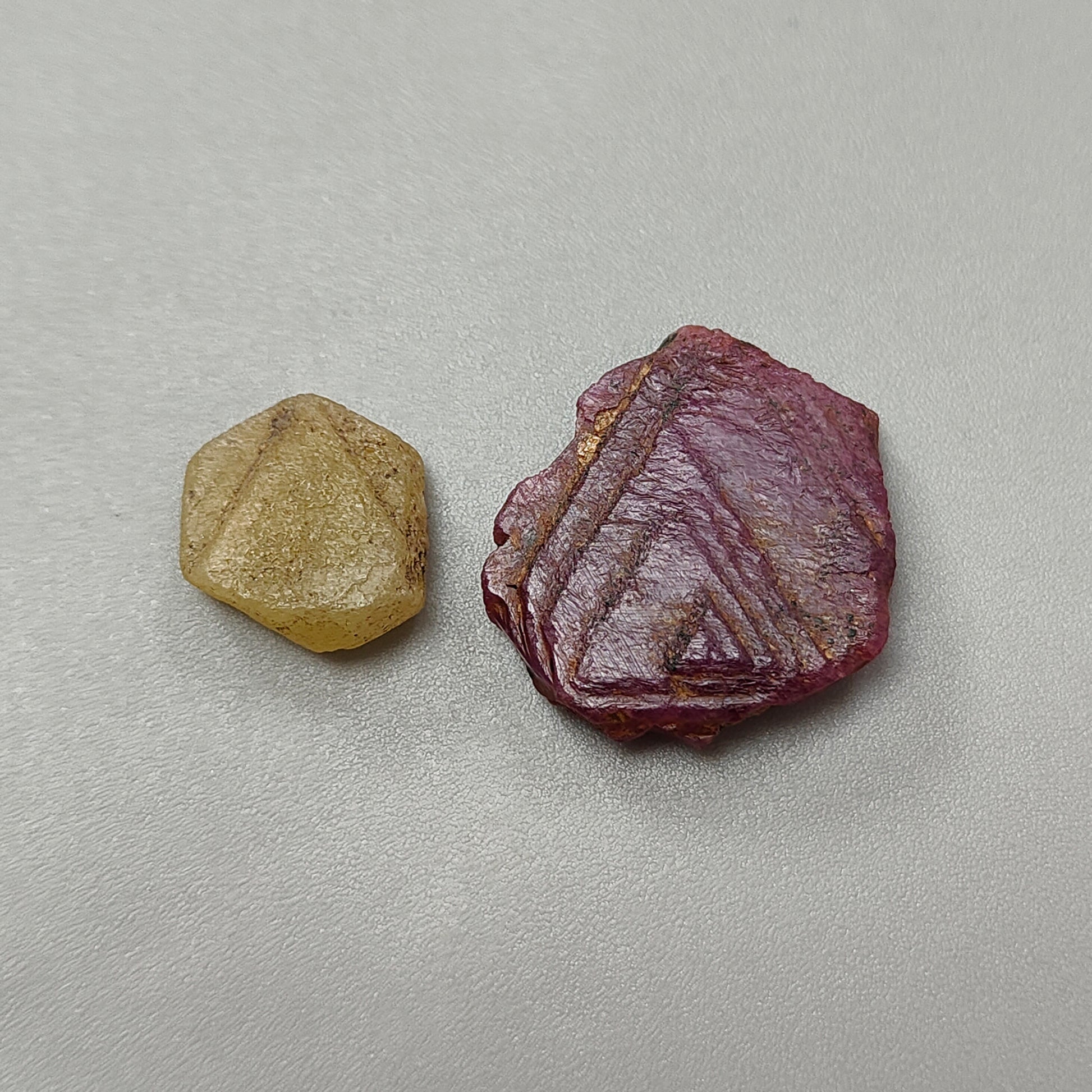 portadocumenti esagonale in cristallo rubino e zaffiro giallo