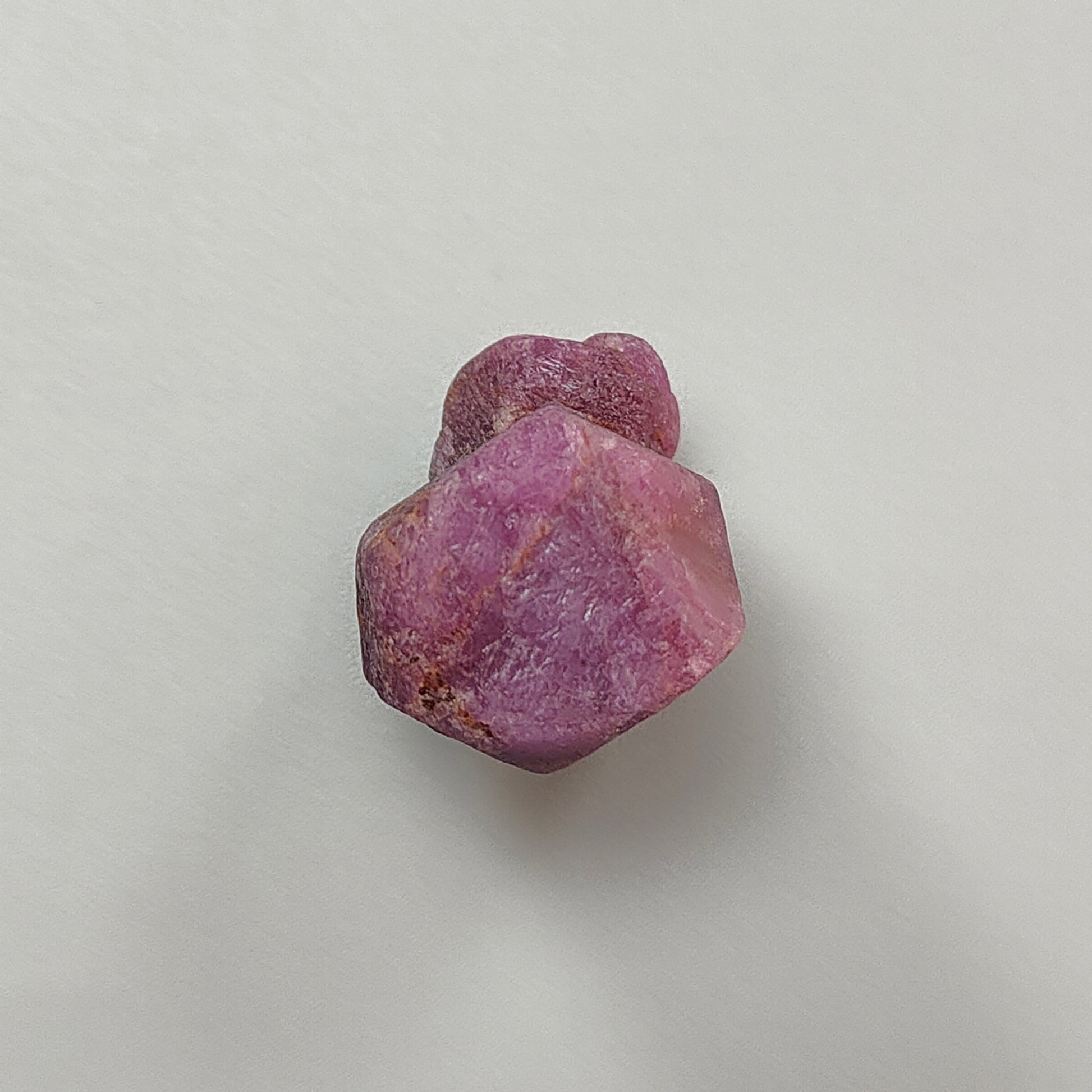 عينة خام من كريستال الياقوت الفاخر