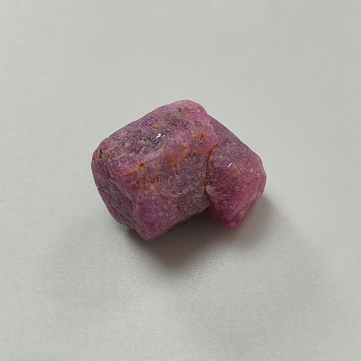 天然の赤いルビー