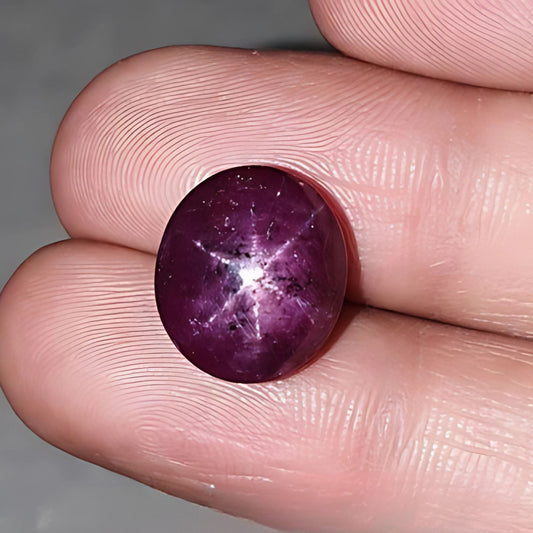 ياقوتة بيضاوية الشكل