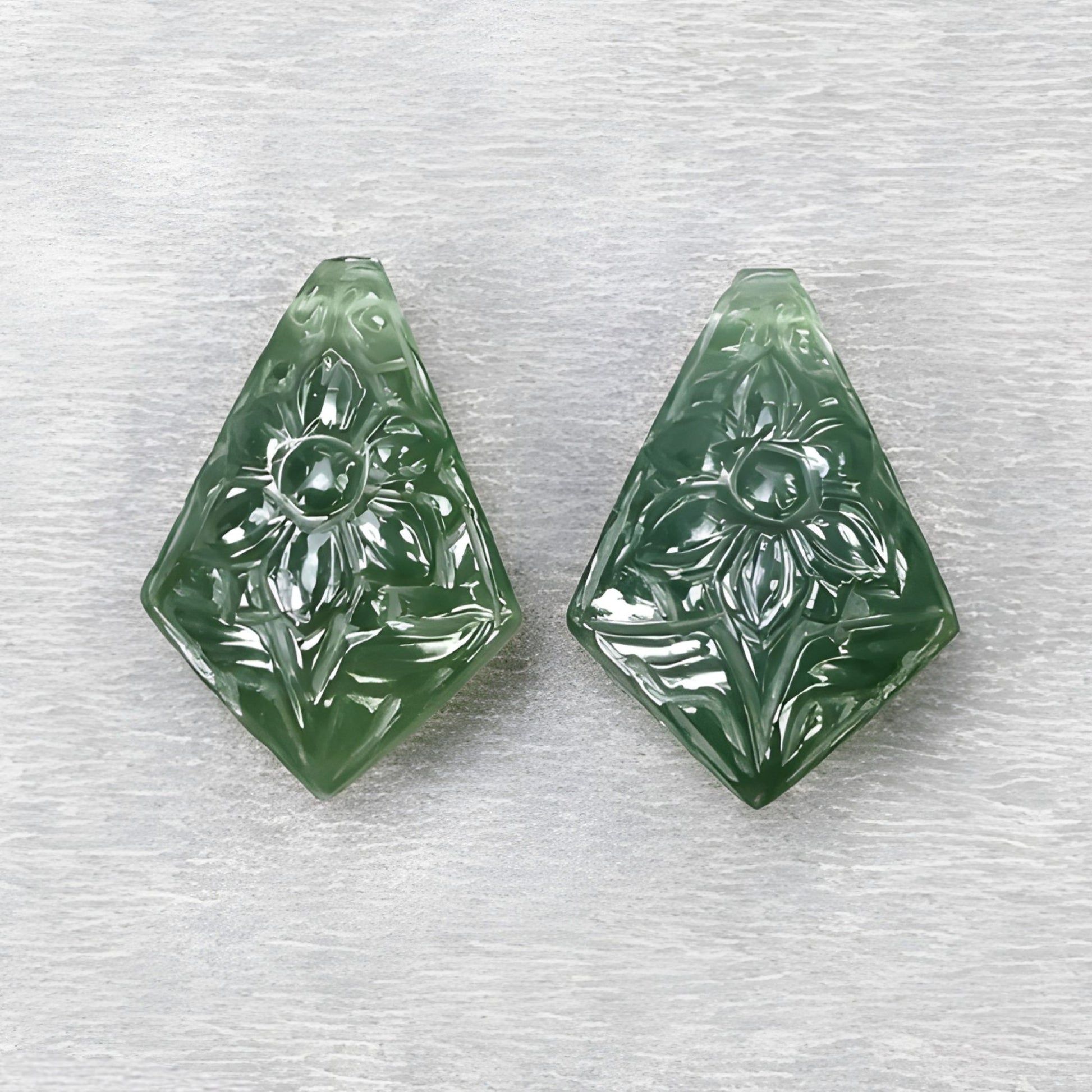 Serpentin-Naturedelstein