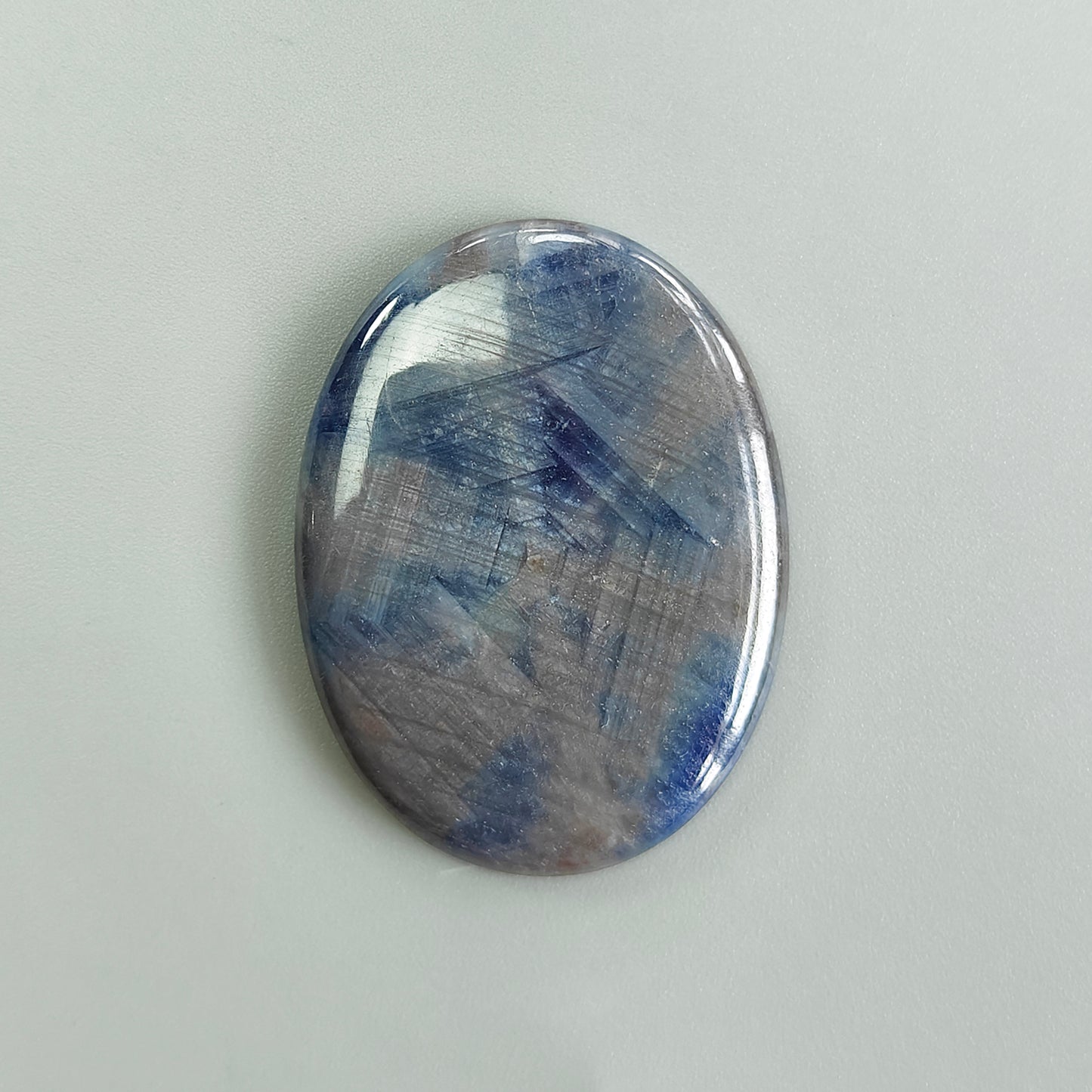 Silberner Saphir-Edelstein