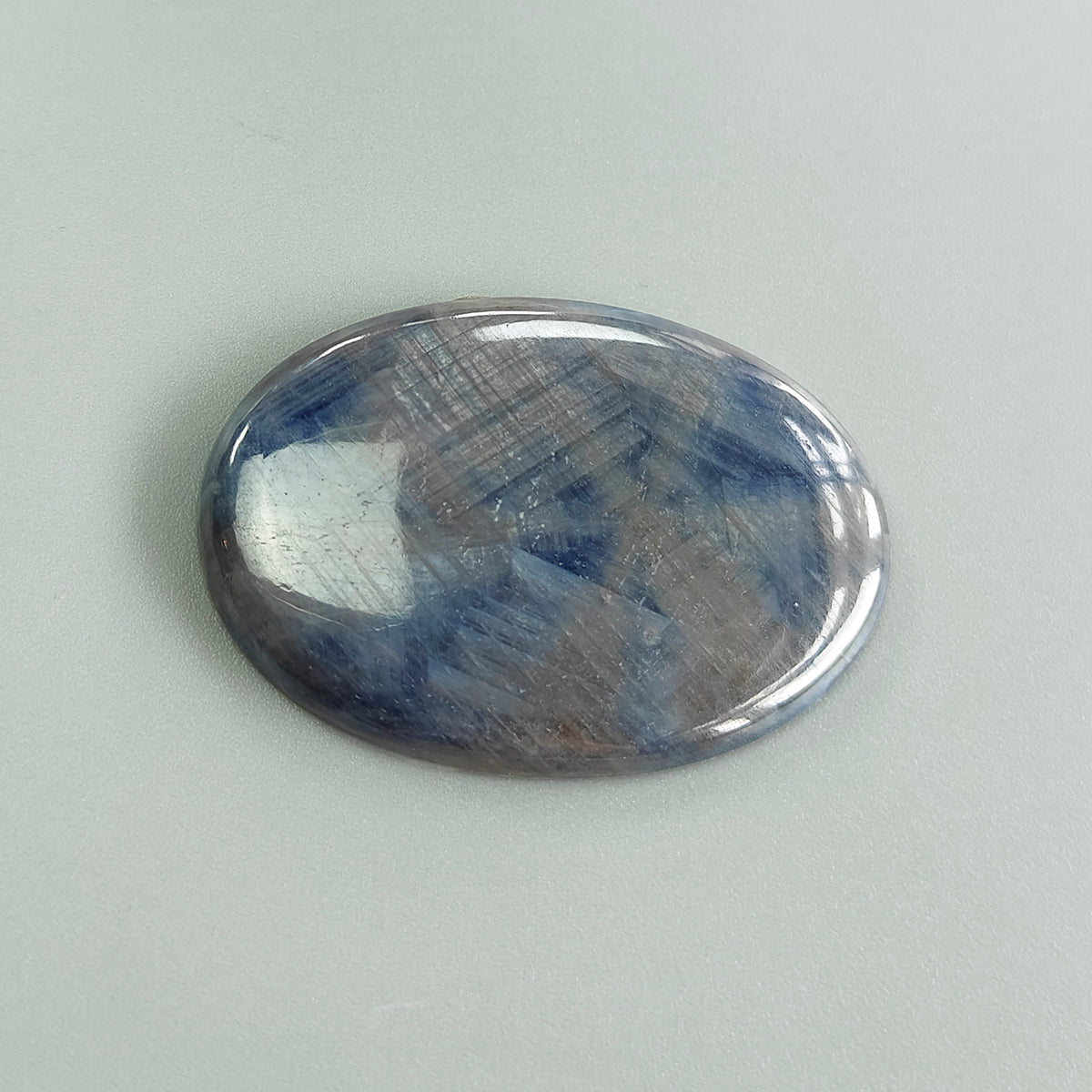 天然灰色银色蓝宝石