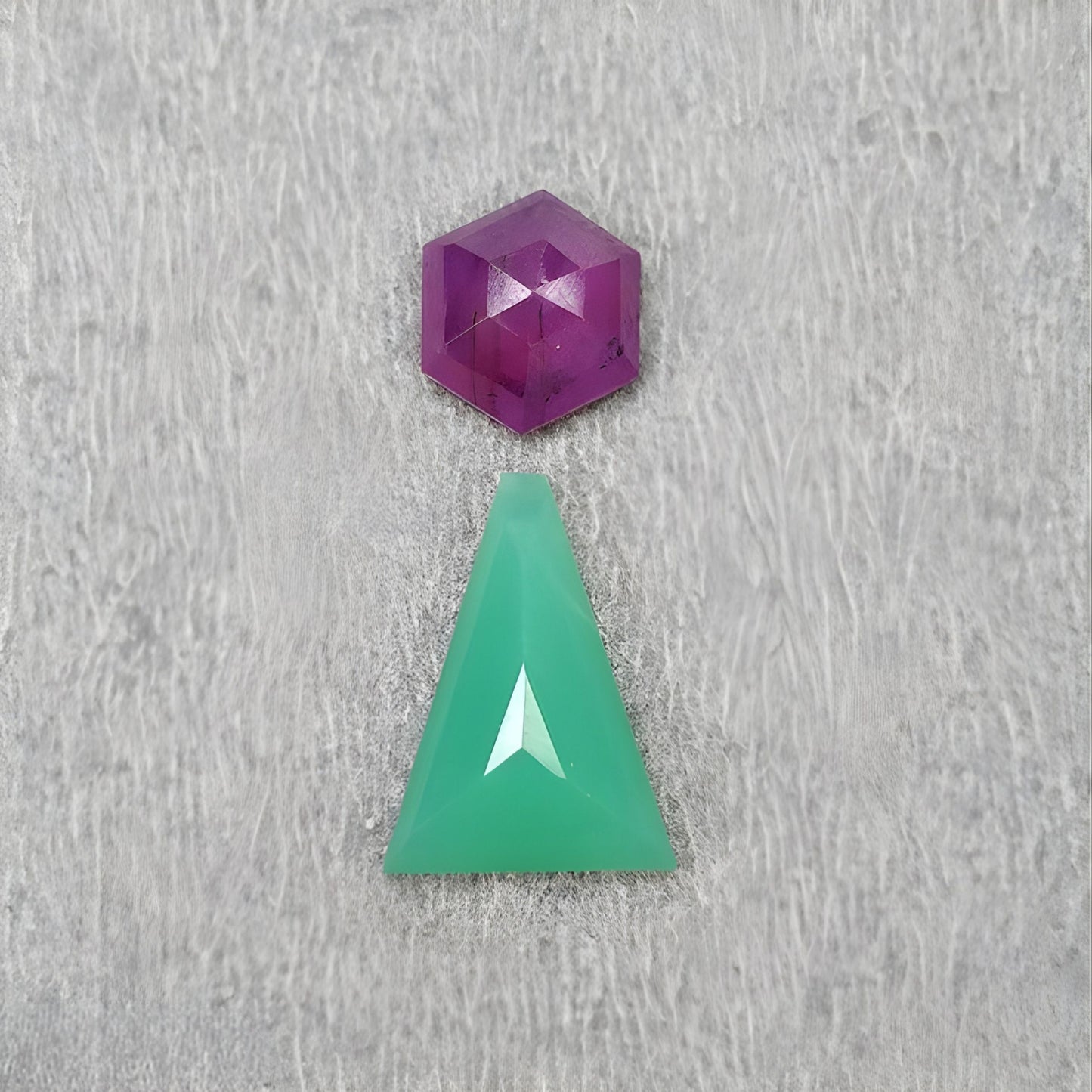 Crisoprasa, zafiro, talla escalonada, forma elegante