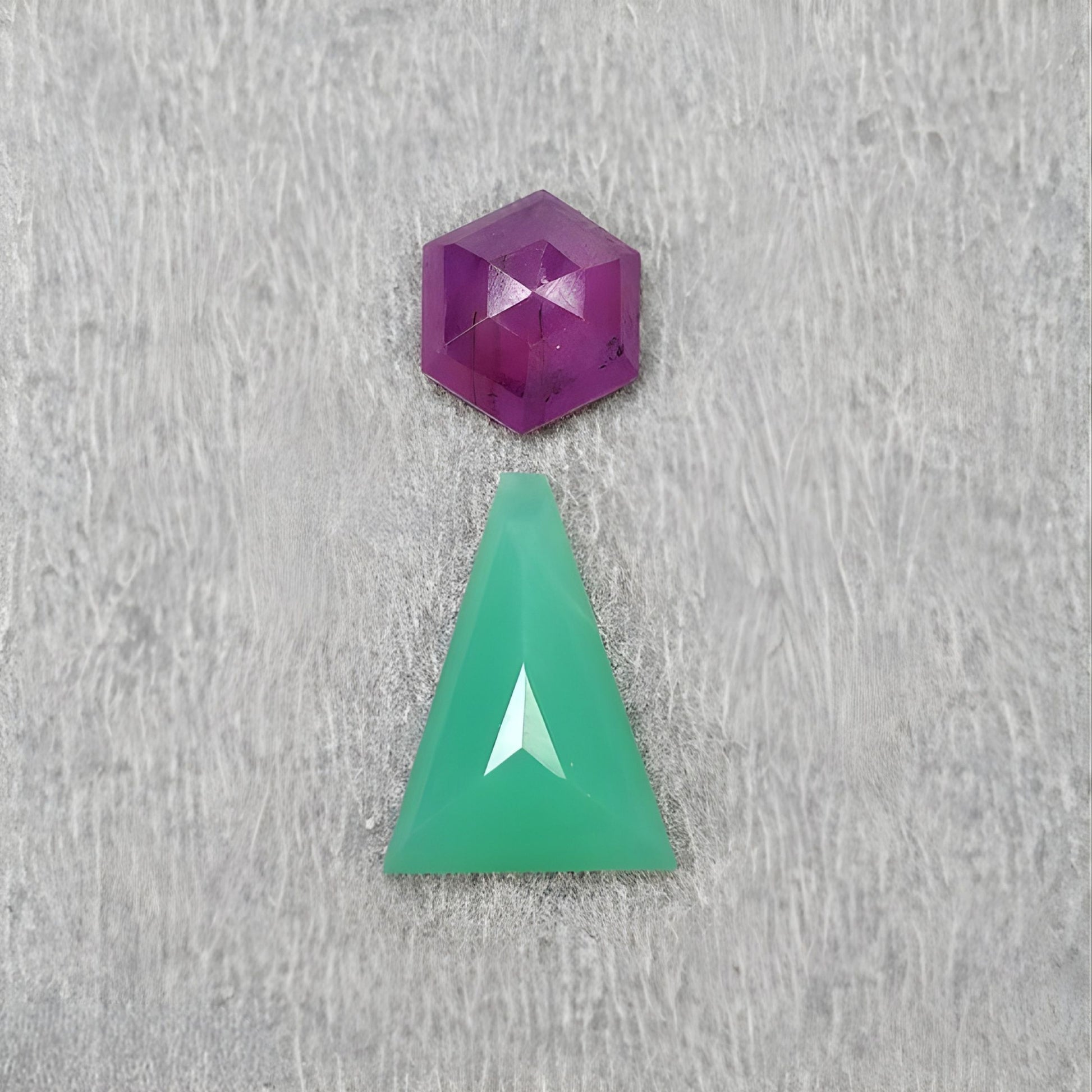 Crisoprasa, zafiro, talla escalonada, forma elegante