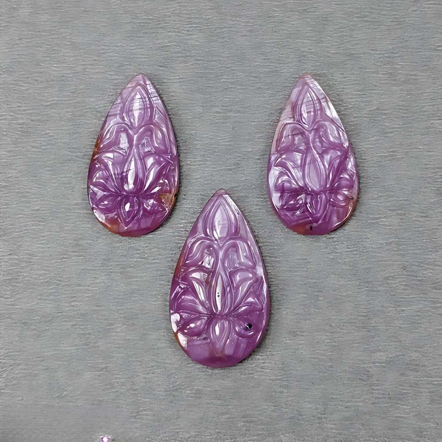 ピンクサファイアの洋ナシ形の彫刻