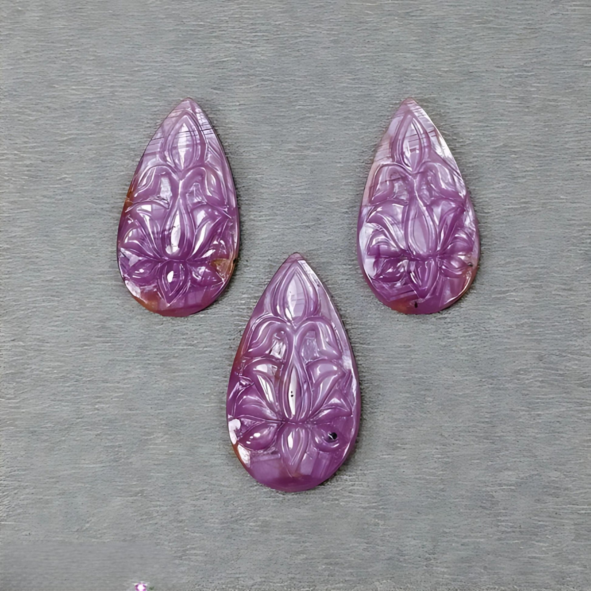 ピンクサファイアの洋ナシ形の彫刻