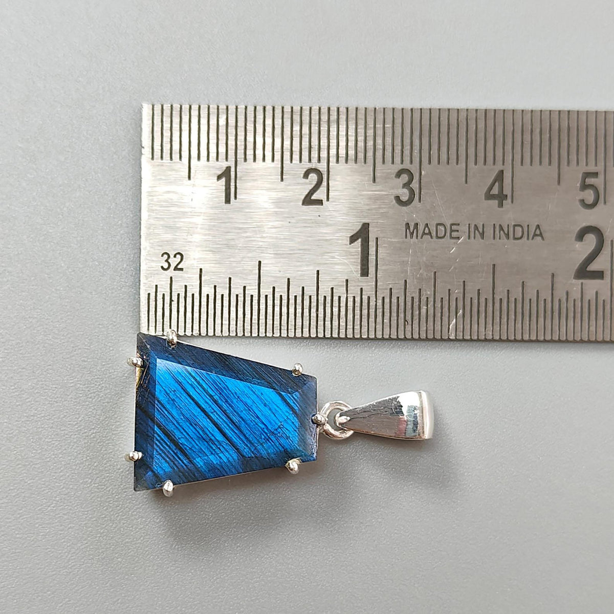 pendentif en pierre précieuse