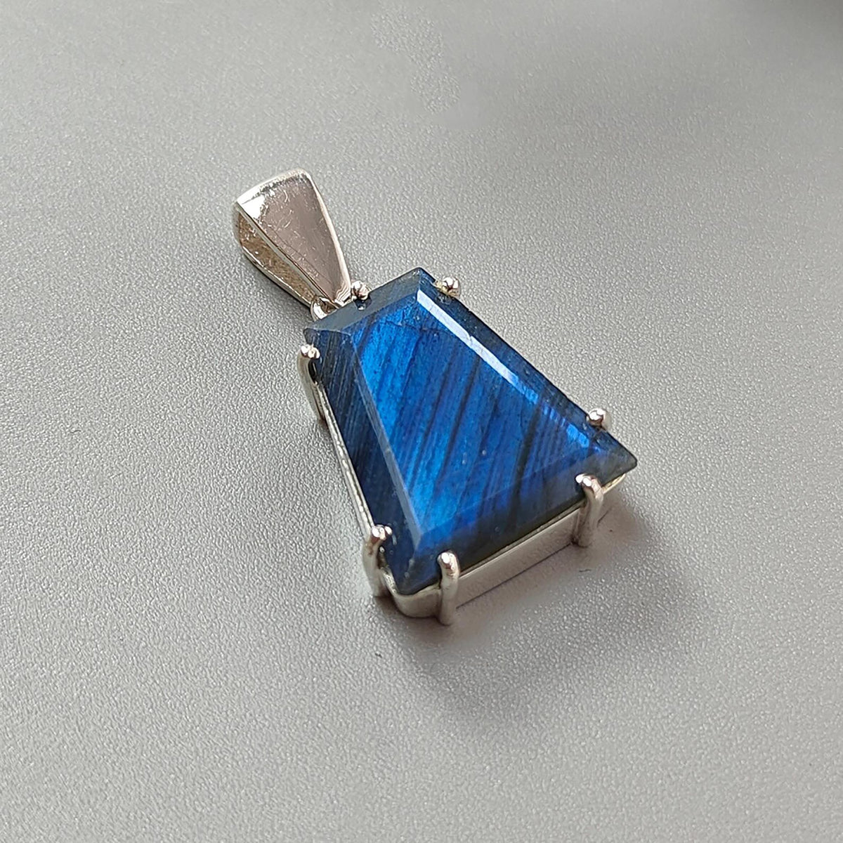 ciondolo in labradorite