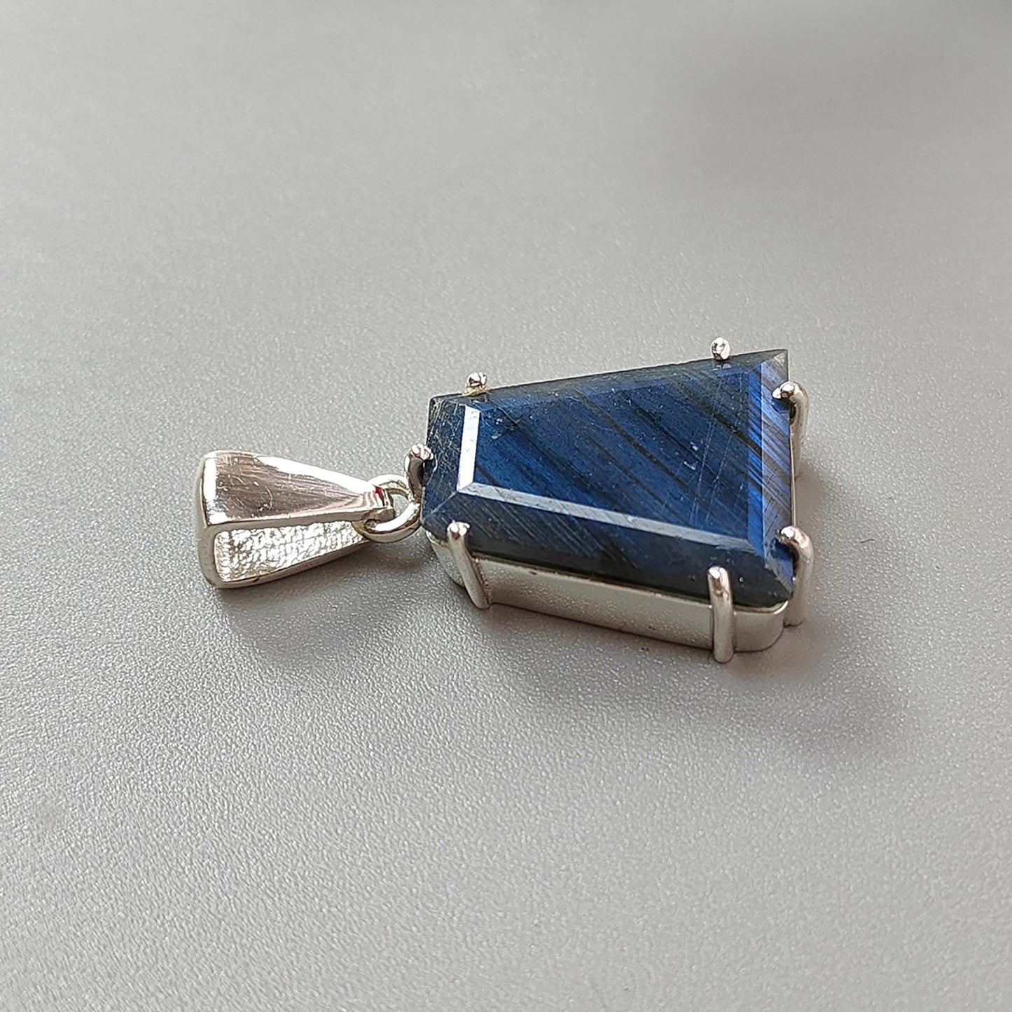 5.76gms Natural Labradorite Faceted Cut 925 Sterling Silver Prong Set Pendant 1.30"