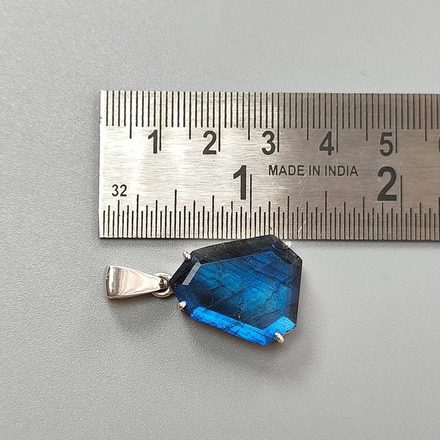 pendentif serti de griffes