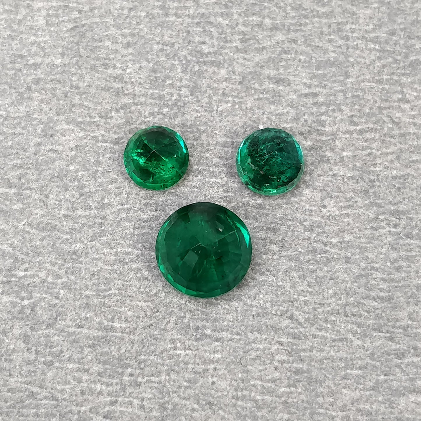 Emerald Gemstone Normal Cut : 1.65cts Natural Untreated Unheated Green Emerald Round Shape 4mm - 6mm 3Pcs
