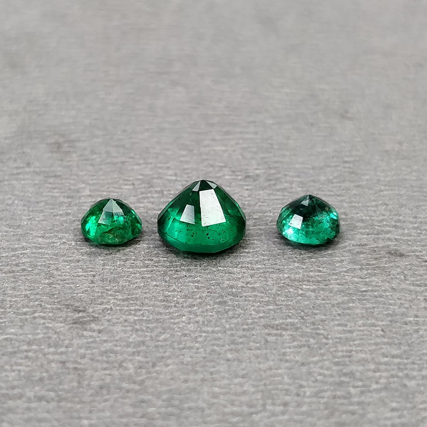 Emerald Gemstone Normal Cut : 1.65cts Natural Untreated Unheated Green Emerald Round Shape 4mm - 6mm 3Pcs